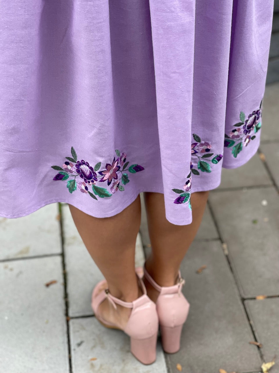 The Midi Lavanda Dress With Flowery Embroidery