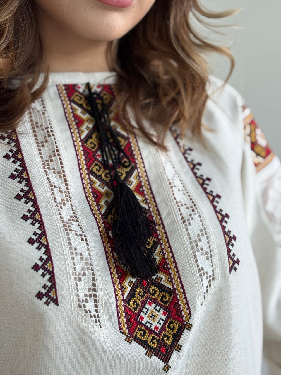 The Linen Blouse with Elegant Red Embroidery and Richelieu