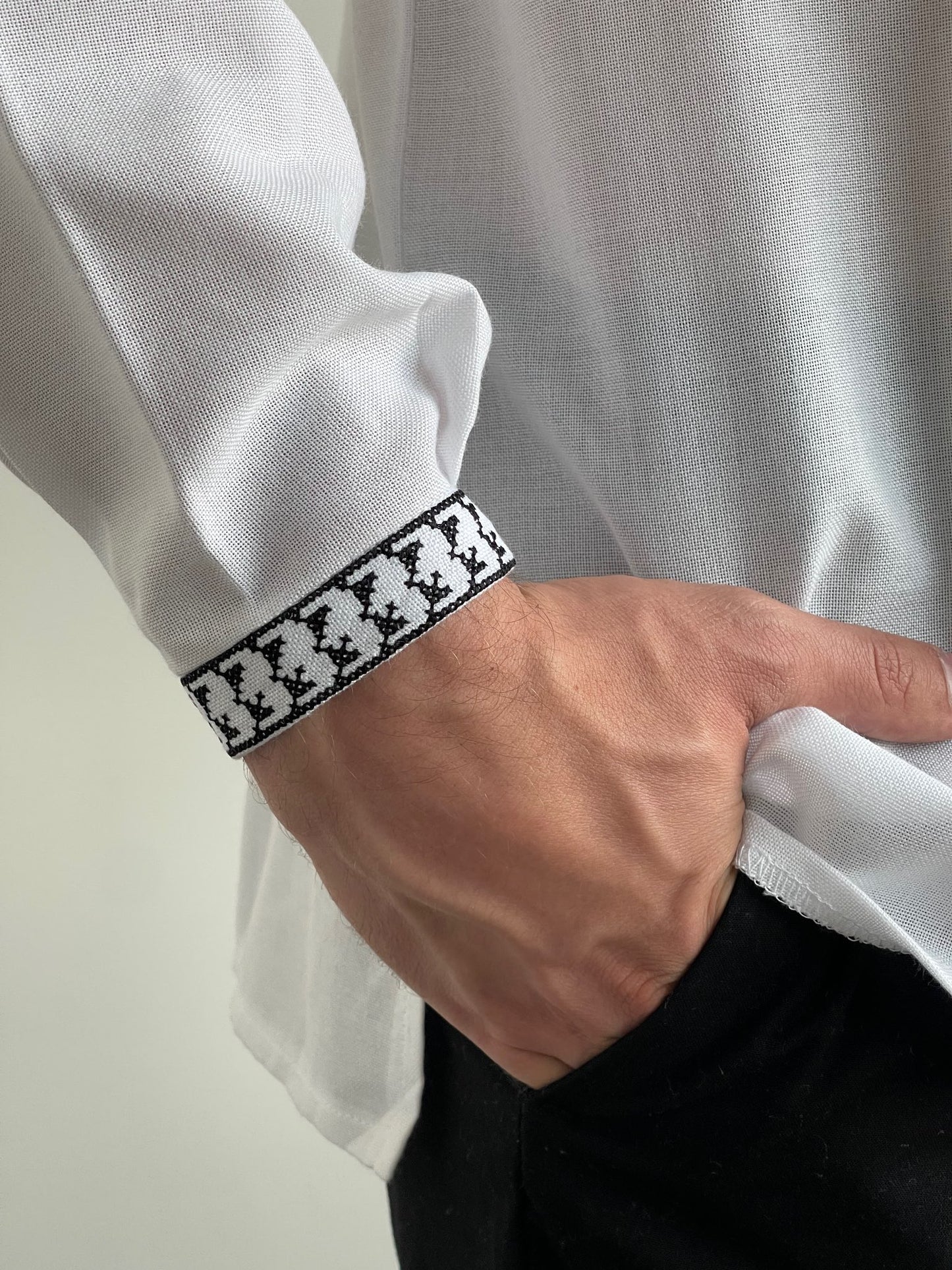 Біла Чоловіча Вишиванка з Довгим Рукавом та Чорною Вишивкою