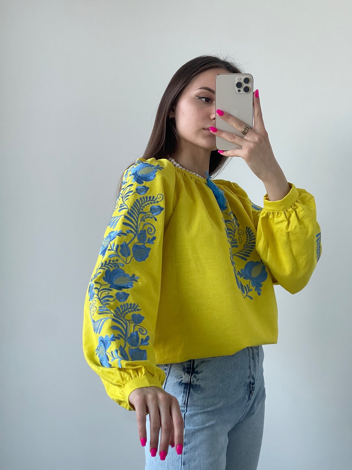Жовта Жіноча Сорочка з Голубою Вишивкою