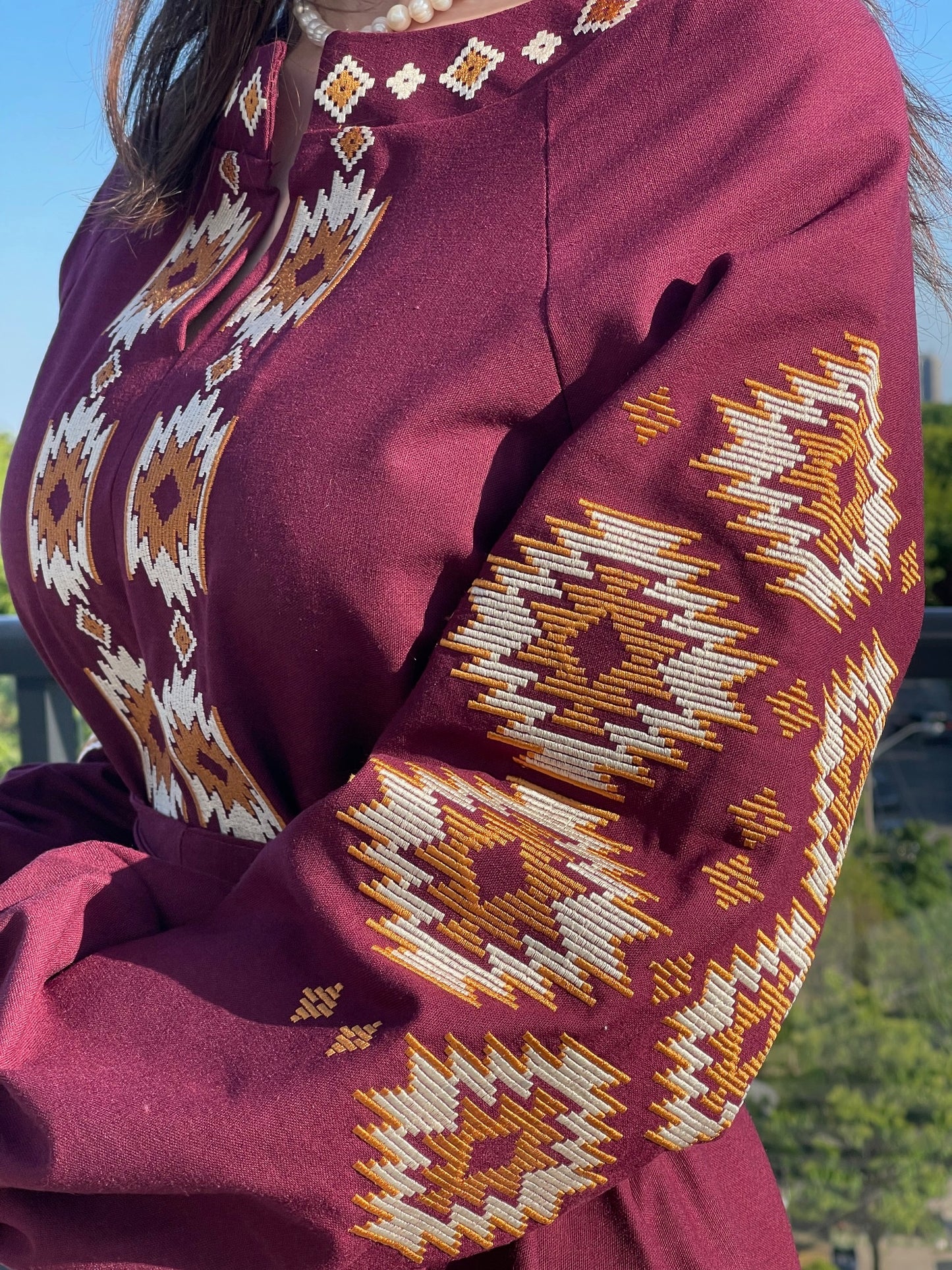 Довге Бордове Плаття з Бежевою і Оранжевою Вишивкою