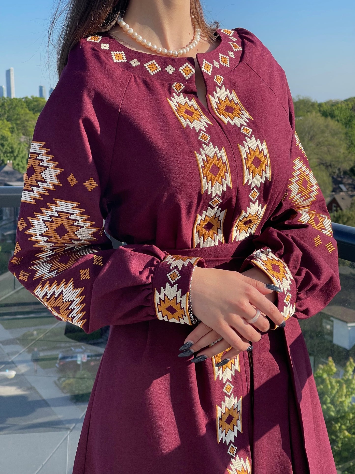 Довге Бордове Плаття з Бежевою і Оранжевою Вишивкою