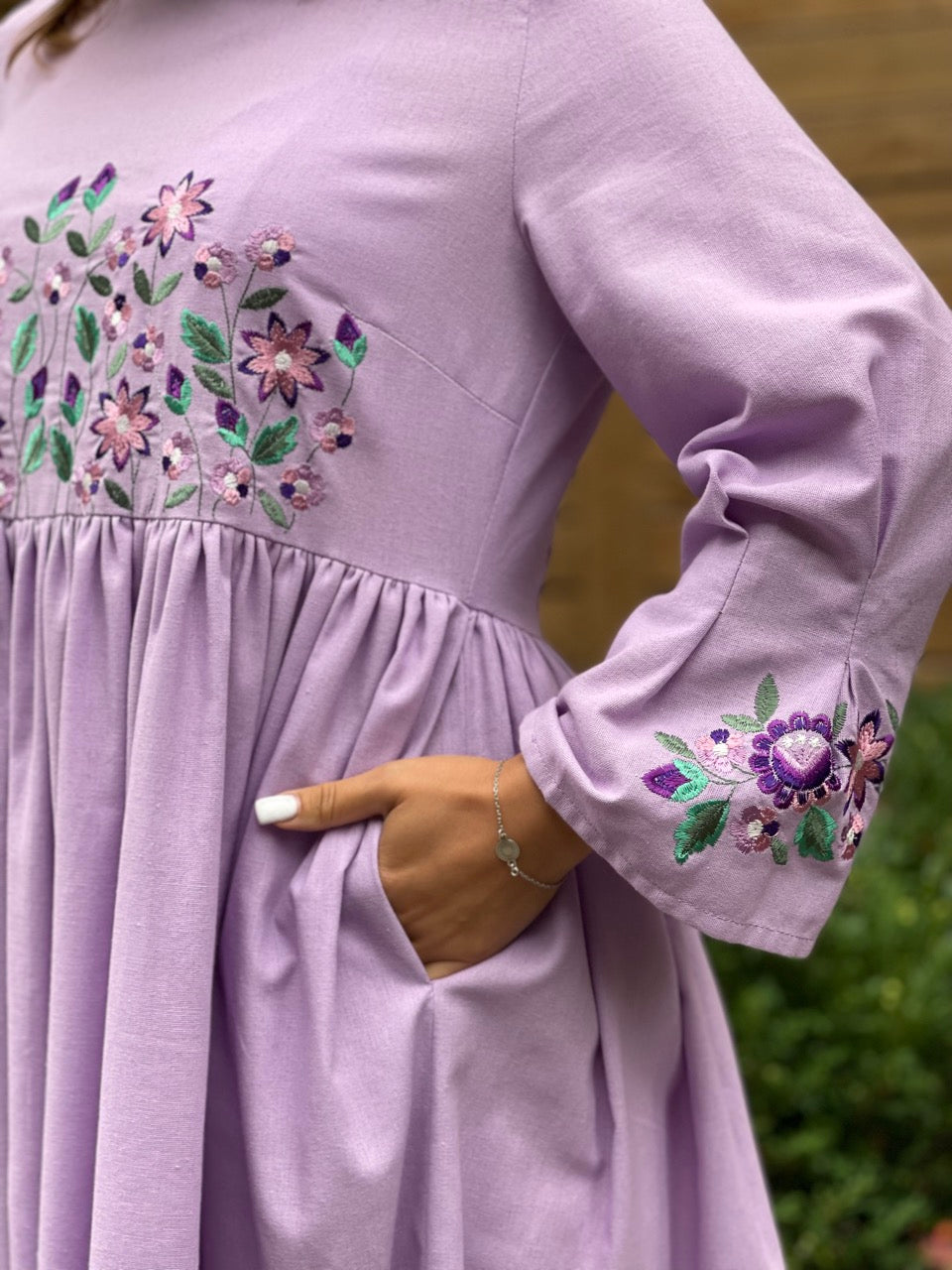 The Midi Lavanda Dress With Flowery Embroidery