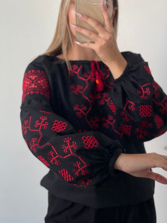 The Black Blouse with Red Embroidery and Richelieu